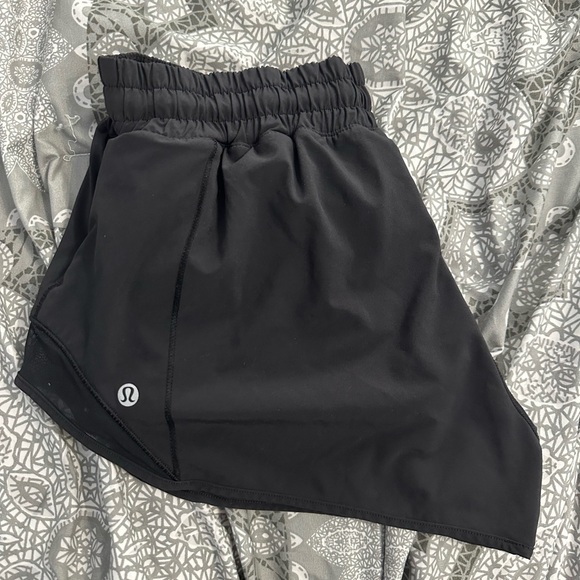lululemon athletica Pants - Lululemon Hotty hot LR shorts 2.5